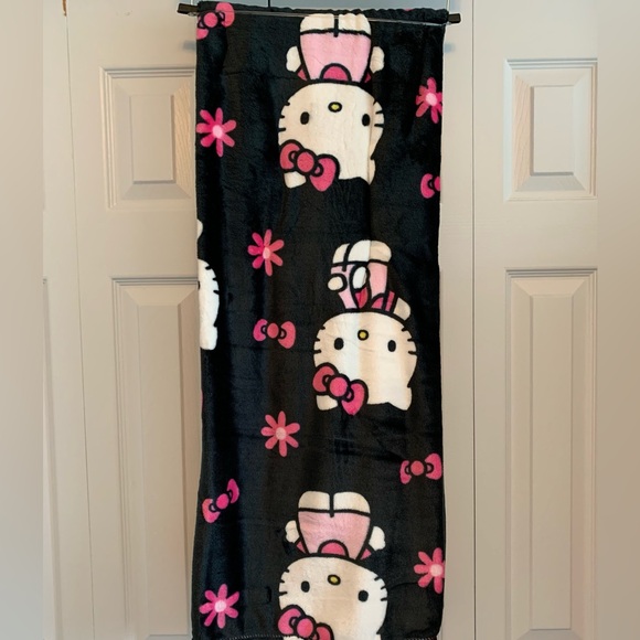 Hello Kitty New Black Daisy Throw Blanket - Picture 3 of 3